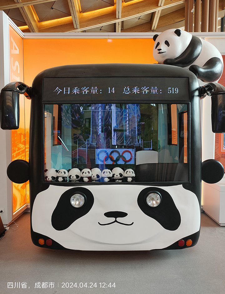 成都LED顯示屏：游覽車(chē)上的流動(dòng)風(fēng)景 | 成都LED顯示屏